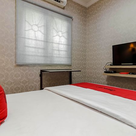 Reddoorz Plus Near Lippo Cikarang Mall Bekasi Exterior photo