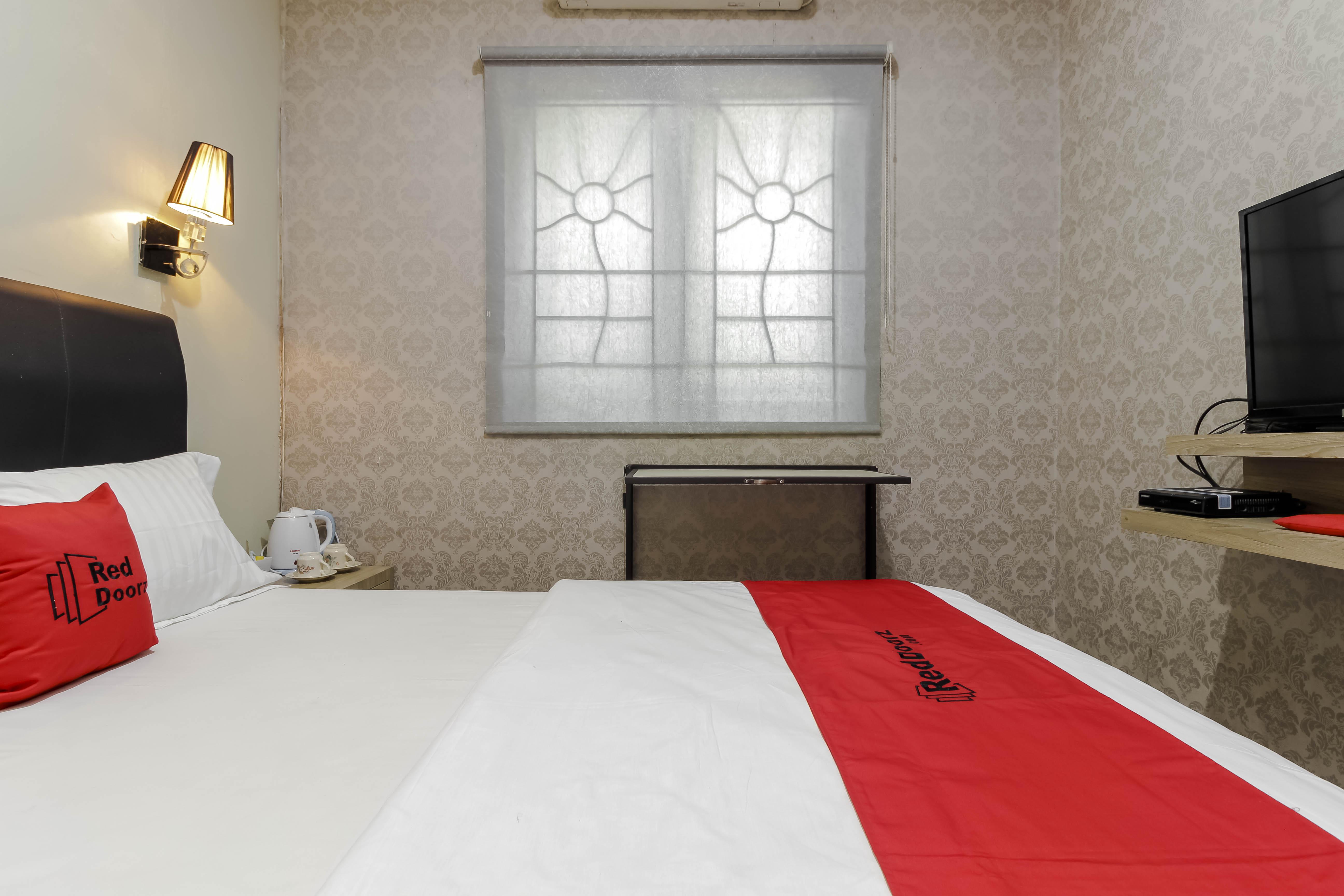 Reddoorz Plus Near Lippo Cikarang Mall Bekasi Exterior photo