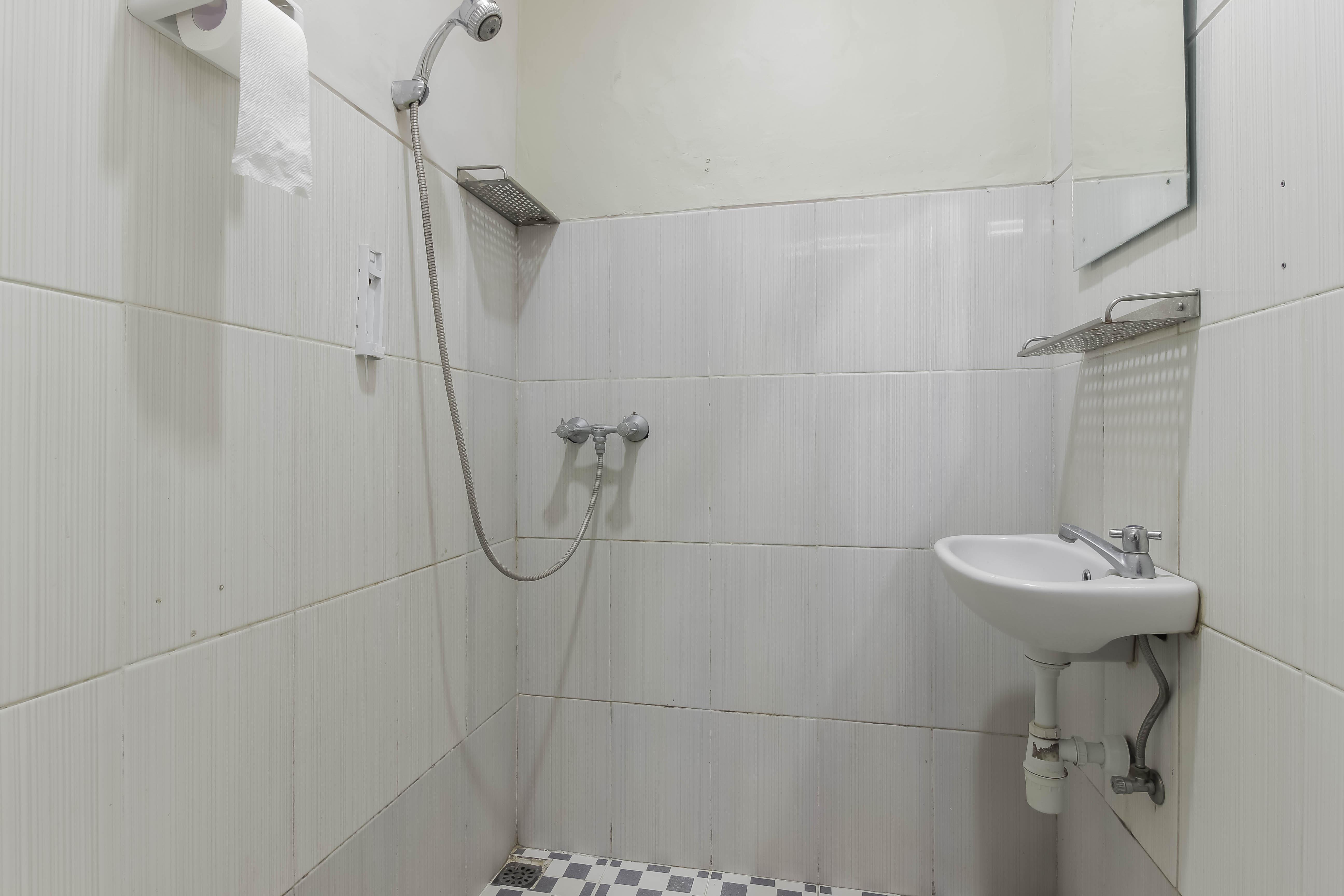 Reddoorz Plus Near Lippo Cikarang Mall Bekasi Exterior photo