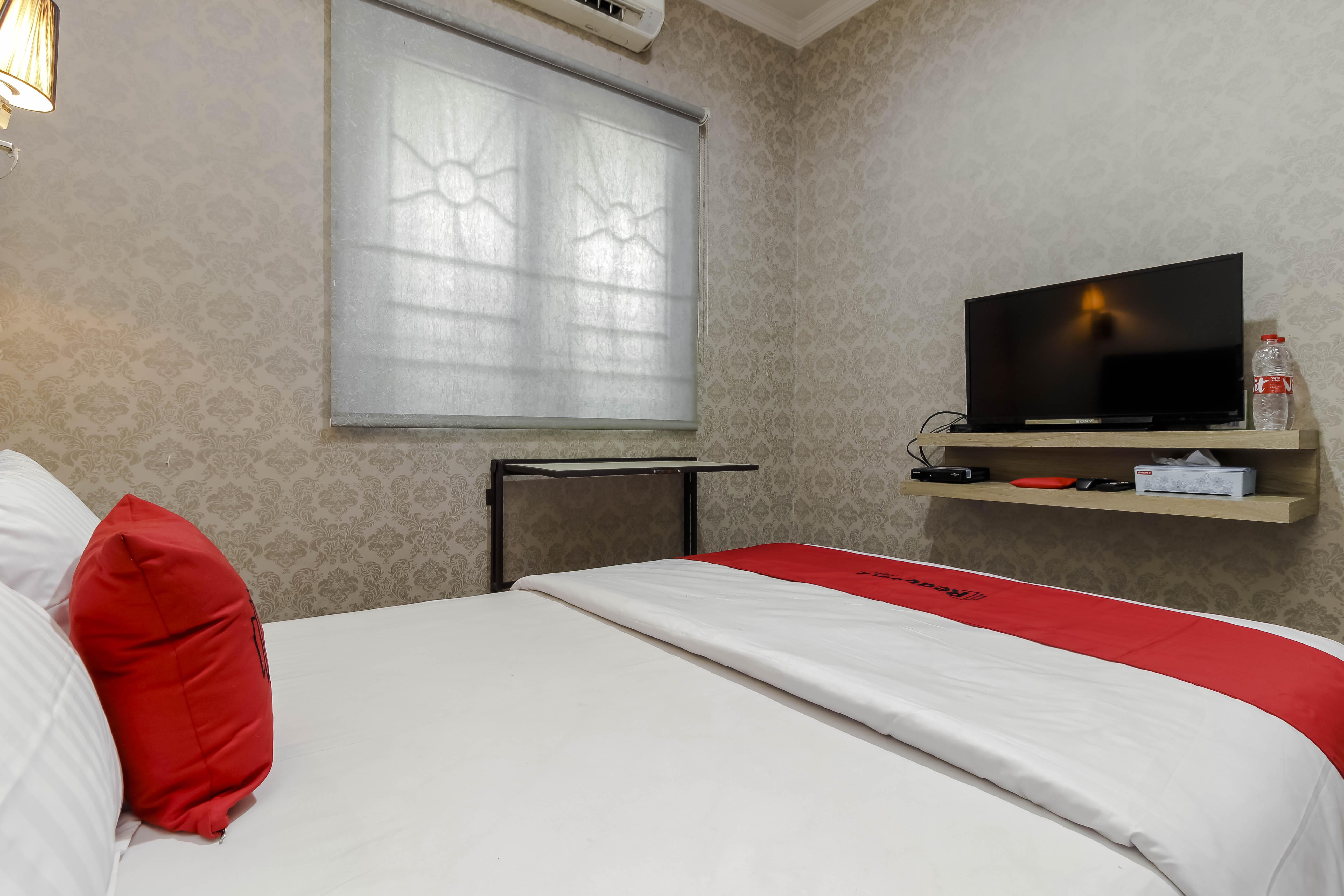 Reddoorz Plus Near Lippo Cikarang Mall Bekasi Exterior photo