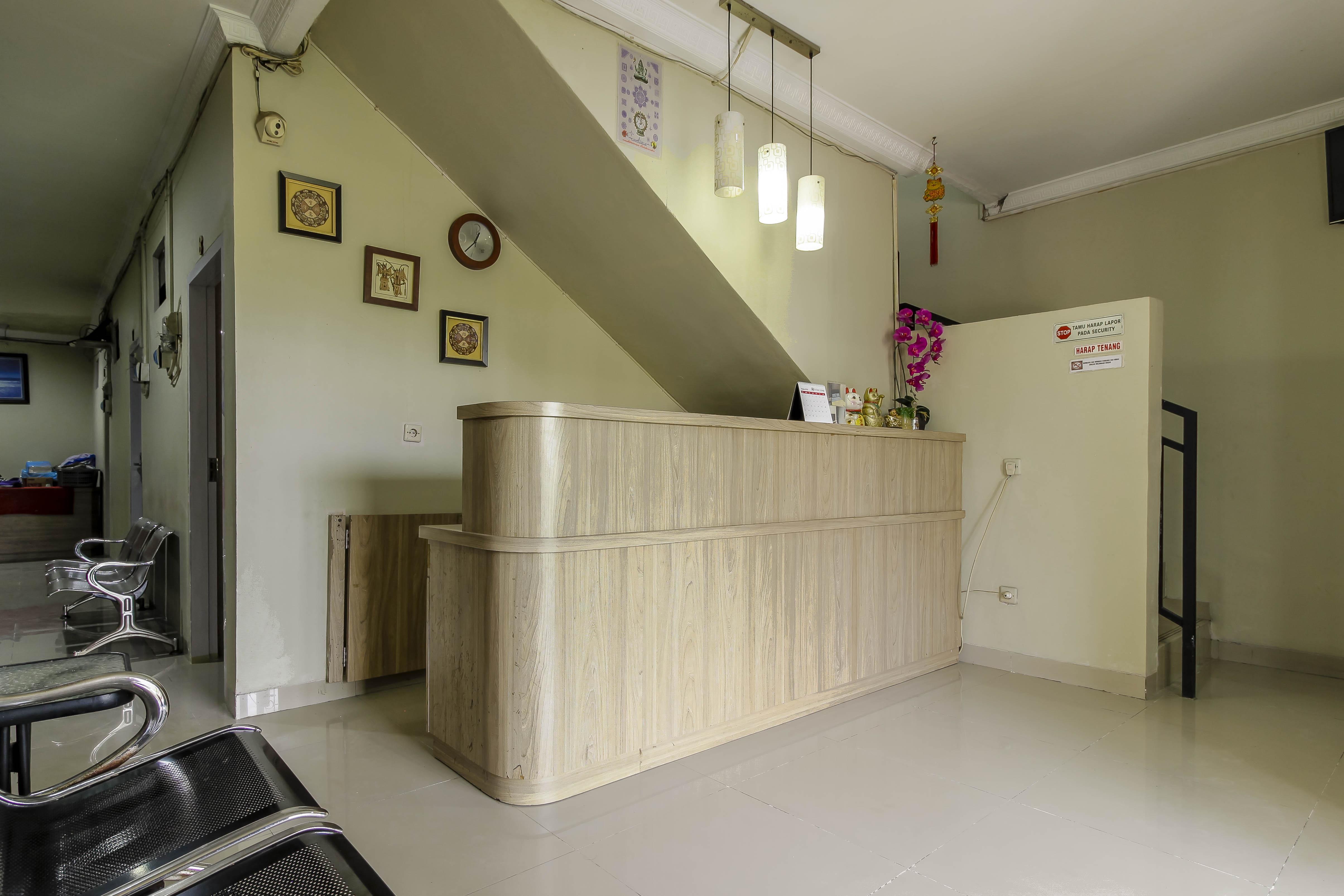 Reddoorz Plus Near Lippo Cikarang Mall Bekasi Exterior photo